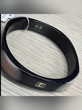 Plastic bangle bracelet